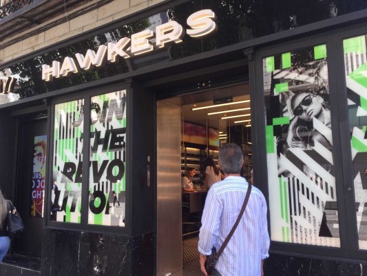 Un recorrido por la tienda de Hawkers en Madrid, 'explicada' por sus diseñadores