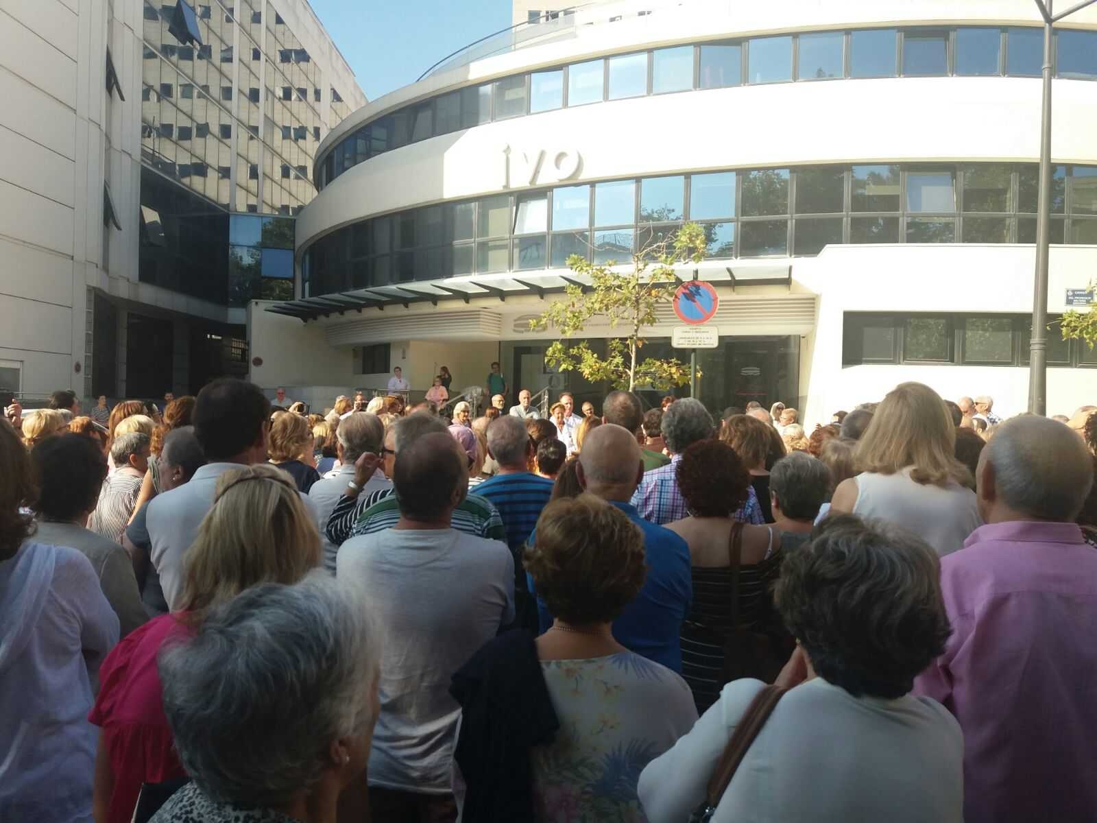Cientos de personas concentradas frente al IVO. - 