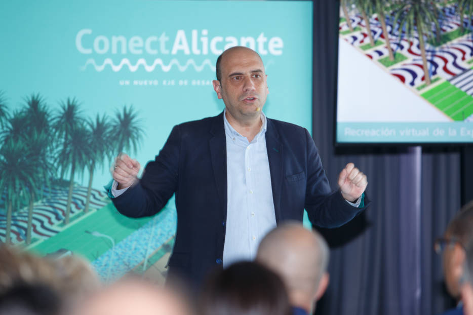 El alcalde de Alicante, Gabriel Echávarri, en la presentación del plan ConectAlicante, en imagen de archivo. Foto: RAFA MOLINA - 