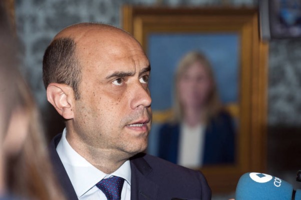 La jueza imputa a Echávarri y sus dos asesores por los contratos del 'caso Comercio'