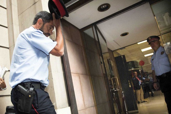 Trapero ordena requisar urnas y cerrar los colegios catalanes antes de las 6 horas del domingo