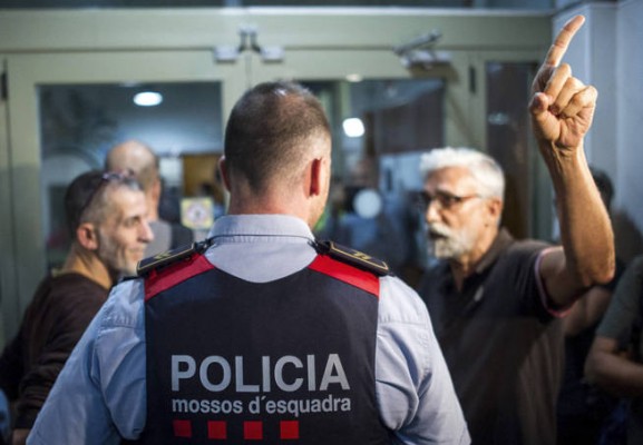Solo 163 de los 1.300 colegios que han visitado los Mossos están ocupados 