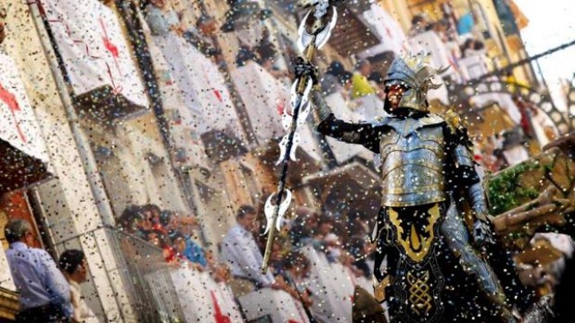 La Federación de Moros y Cristianos realiza por primera vez una ofrenda floral a la Mare de Déu

