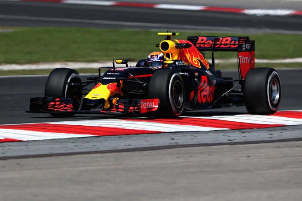 Verstappen triunfa en Sepang