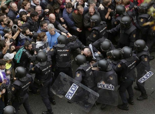 Enfrentamientos entre policía y votantes a las puertas de los locales del referéndum en Cataluña