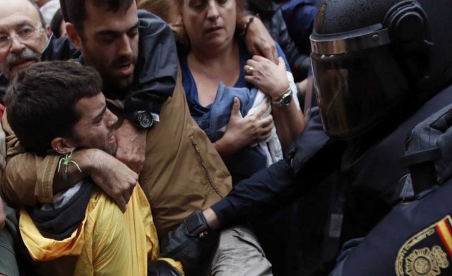 La Generalitat de Cataluña dice que hay 38 heridos en cargas policiales, tres de ellos graves