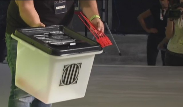 Las redes se encienden por las imágenes de urnas llenas antes de llegar a los colegios electorales 