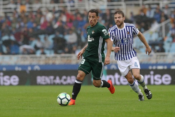 La Real y el Betis se reparten el premio en festival de goles en Anoeta