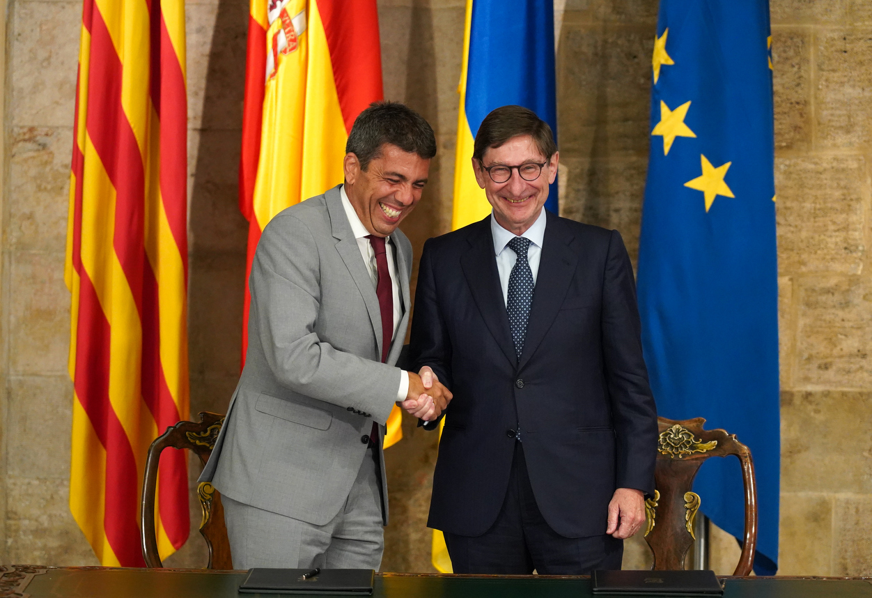 Firma de un convenio entre MicroBank y la Generalitat para incentivar el autoempleo (Fotos: Eduardo Manzana)