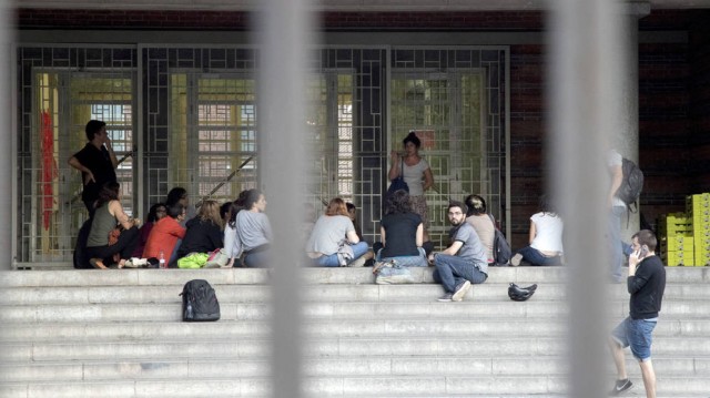 Los Mossos cierran 183 colegios electorales hasta las 13 horas

