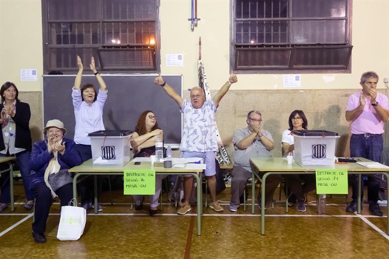 Se cierran los colegios electorales en Cataluña pero se agotarán las colas acumuladas