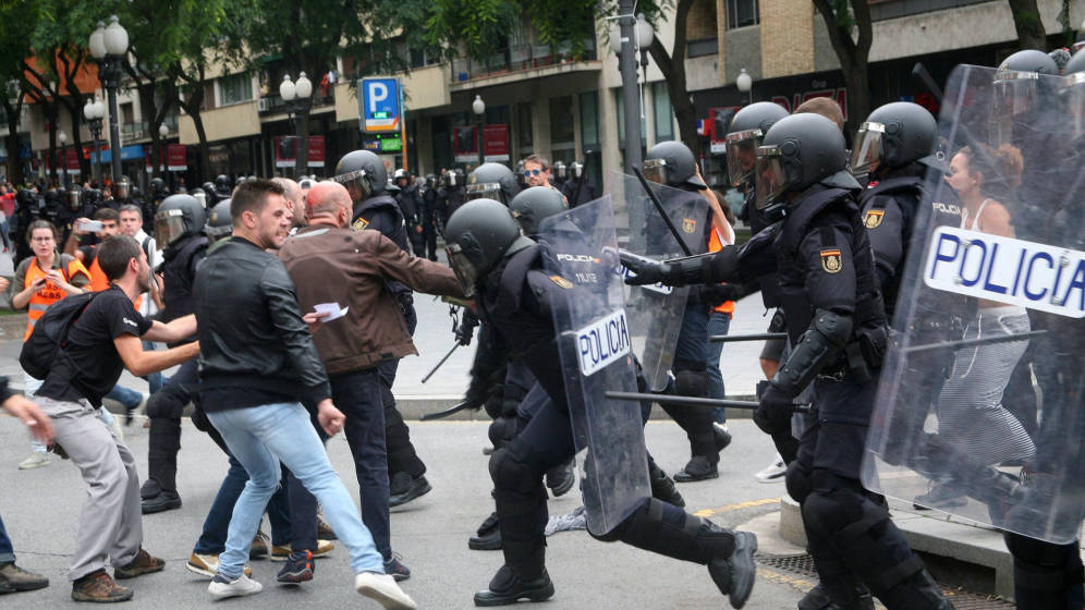 Carga policial contra los manifestantes en Barcelona. Foto: EFE - 