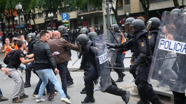 Rajoy desbarata a golpes el referéndum de Cataluña... y la imagen de España