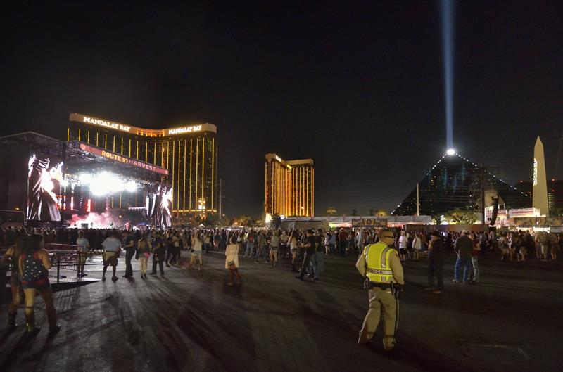 Al menos 50 muertos y 400 heridos por un tiroteo durante un concierto junto a un casino de Las Vegas