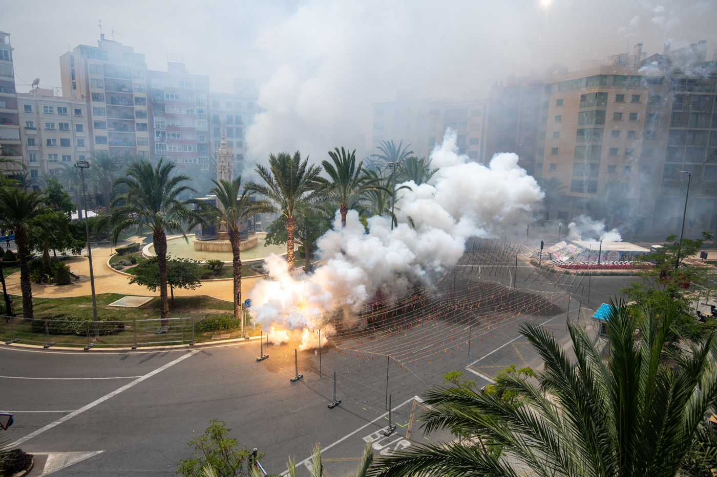 Coeters Dragón dispara la primera 'mascletà' del concurso oficial (Fotos: Rafa Molina)