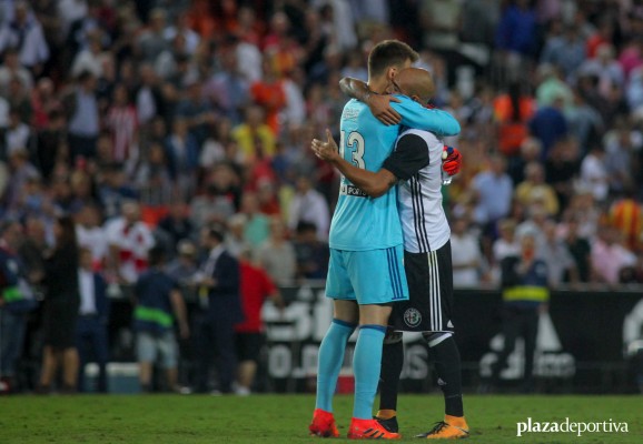 El Valencia CF ‘gira’ la manta: pierde solidez defensiva y gana en pegada