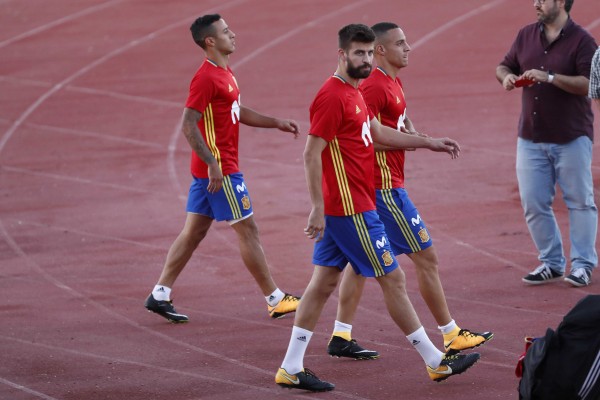 Piqué aguanta 23 minutos de entrenamiento bajo insultos

