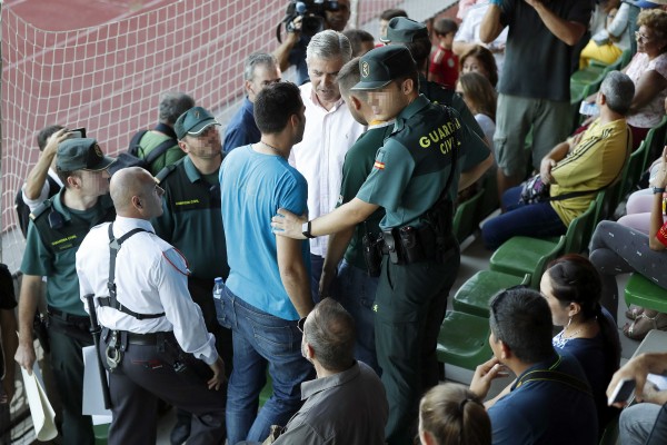 Seguridad privada y Guardia Civil retiran pancartas contra Piqué