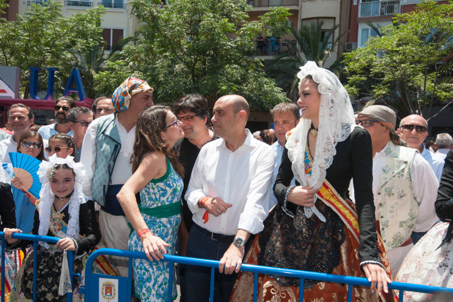 Mónica Oltra, el alcalde de Alicante, Gabriel Echávarri, con Miguel Ángel Pavón y Natxo Bellido, en la mascletà de las Hogueras del pasado mes de junio. Foto RAFA MOLINA  - 