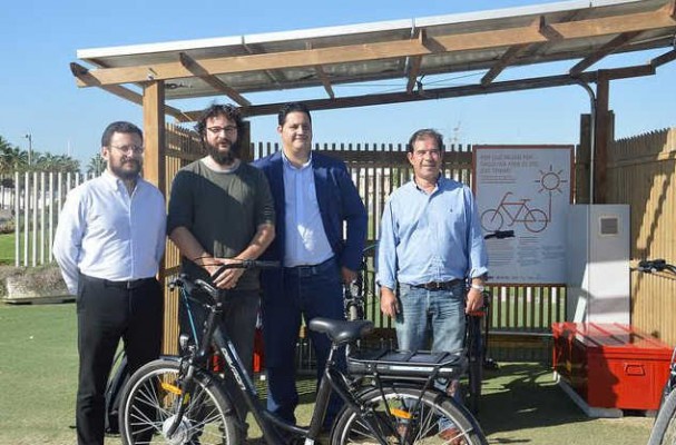  València instala un piloto de bicis eléctricas cargadas con energía solar