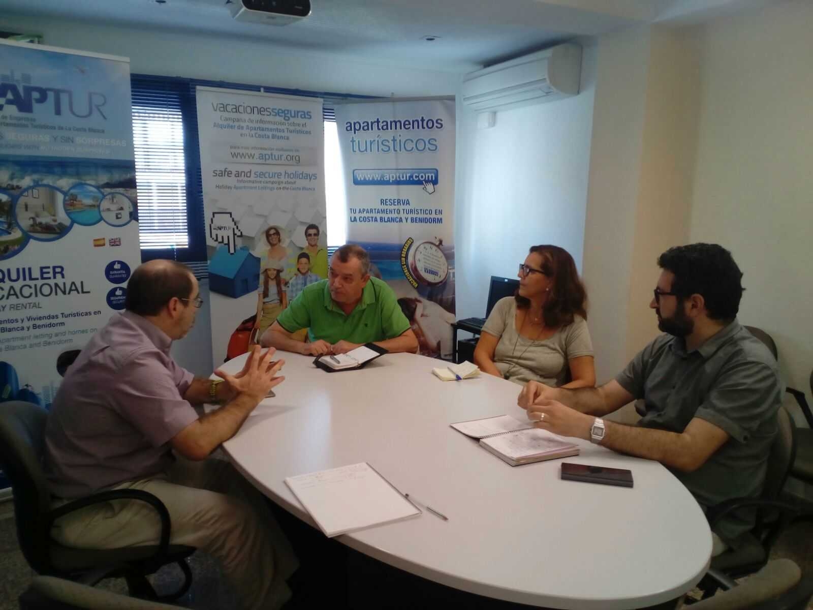 Diálogo de sordos entre Aptur y Podemos por la tasa turística