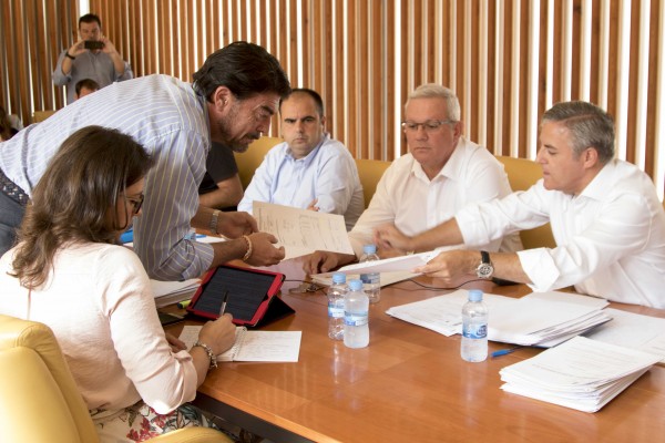 El PP y Cs piden al PSOE que aplace la comisión del caso Comercio por las citaciones judiciales 