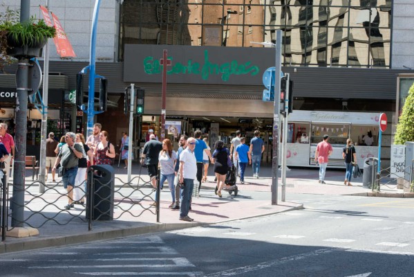 El Consell se alinea con los minoristas: excluye el día 12 y sólo permite abrir los domingos de la Volvo