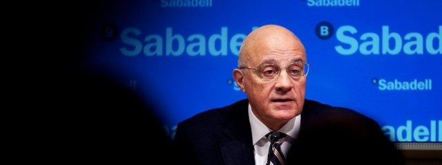 Sabadell se dispara un 3% tras anunciar que su consejo estudia sacar la sede de Cataluña