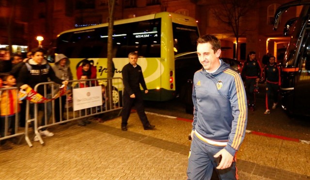 Neville aprovecha hasta el avión para estudiar castellano
