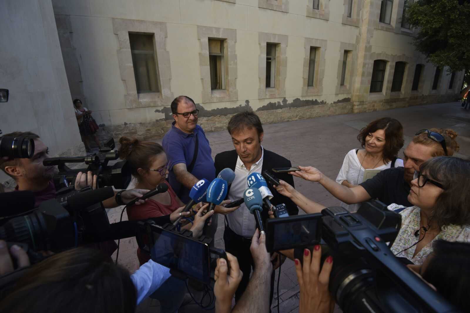 El portavoz de Compromís y edil de Contratación, Natxo Bellido, comparece ante los medios a las puertas de los juzgados. Foto: RAFA MOLINA - 