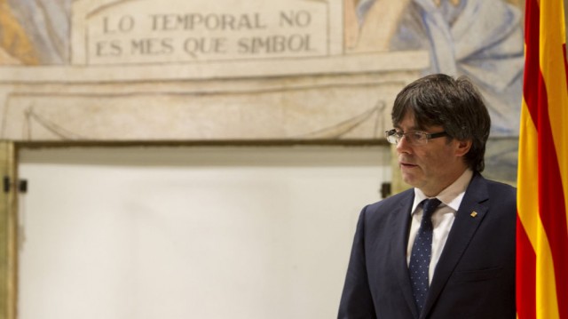 Puigdemont pide comparecer el martes en el Parlament tras la suspensión del Constitucional