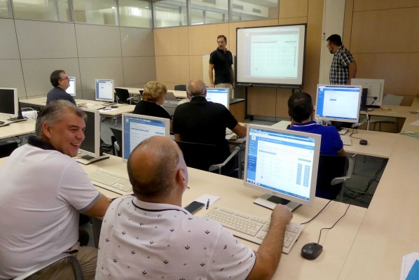 Los funcionarios de Benidorm vuelven a las aulas: cursos de formación para el control de horarios