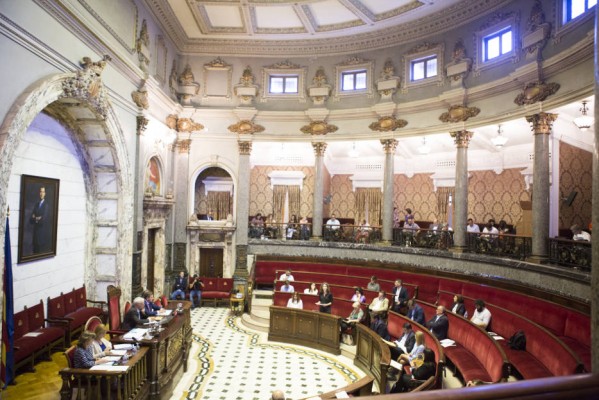 Gobierno y Ayuntamiento se enfrentan por la contratación de personal de Dependencia