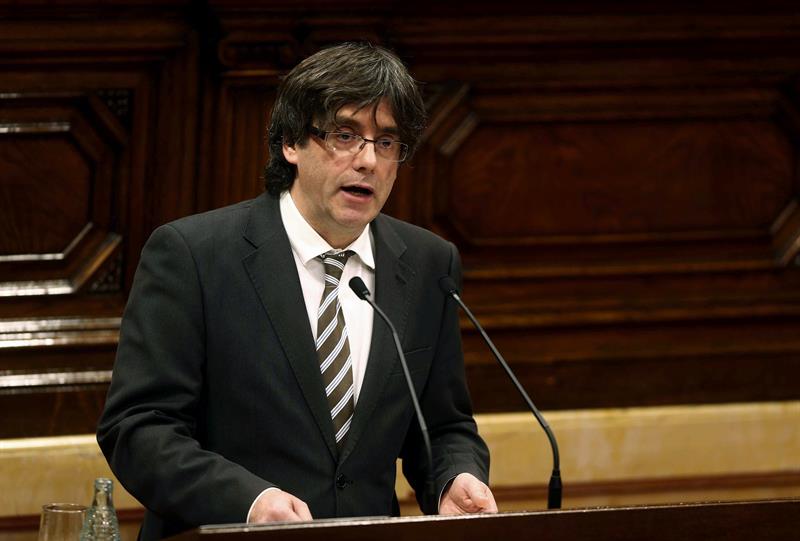  Carles Puigdemont durante su discurso en el debate de su investidura (Foto: EFE/Toni Albir) - 