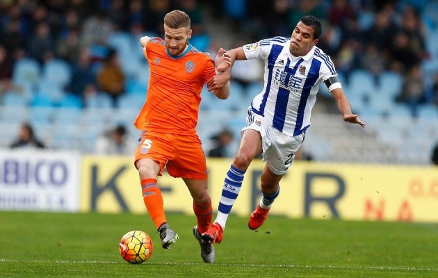 Los errores defensivos vuelven a lastrar al Valencia en Anoeta