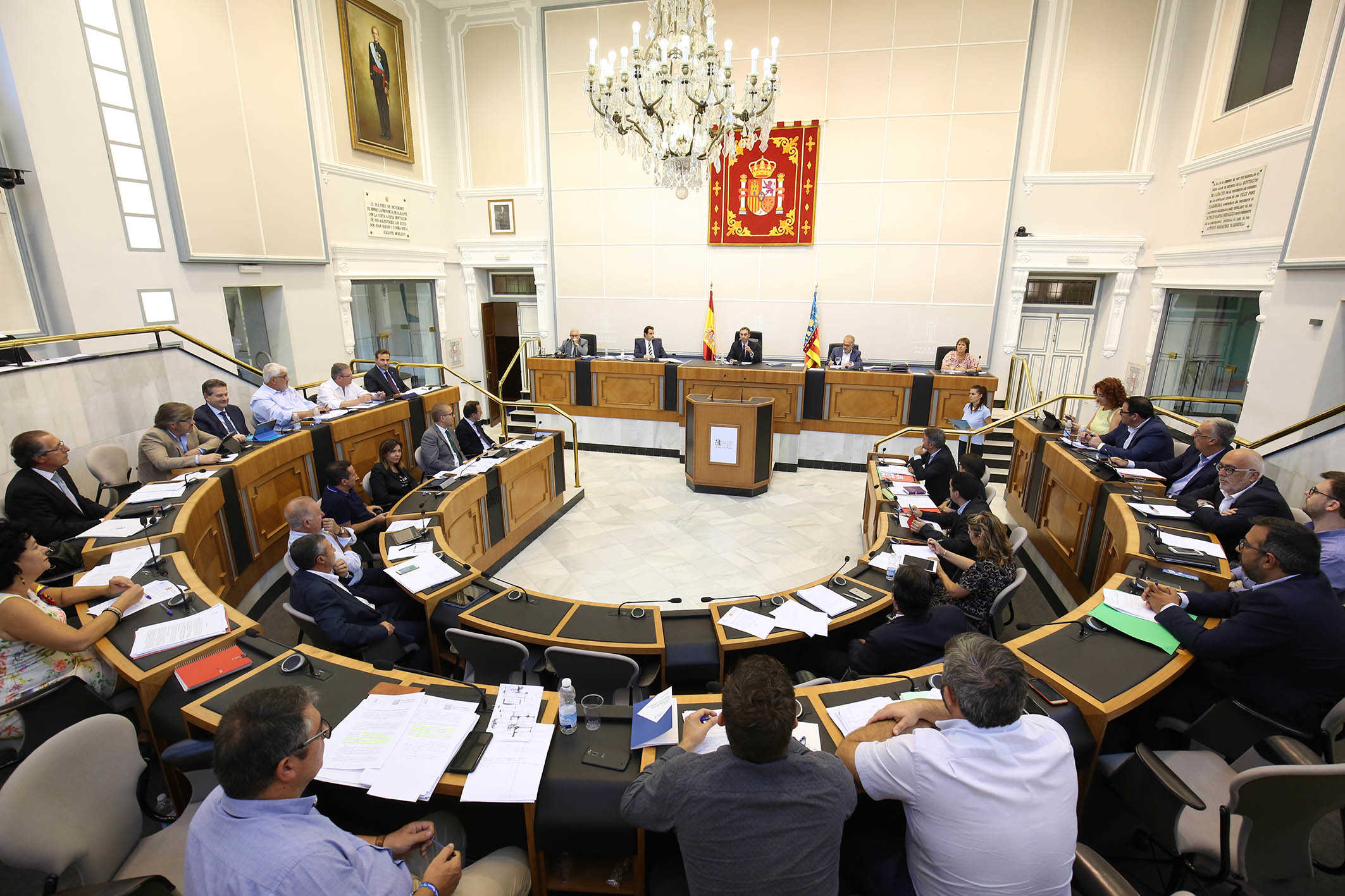 La ausencia de un diputado del PSPV permite a PP y EU retener las ayudas a grupos políticos 