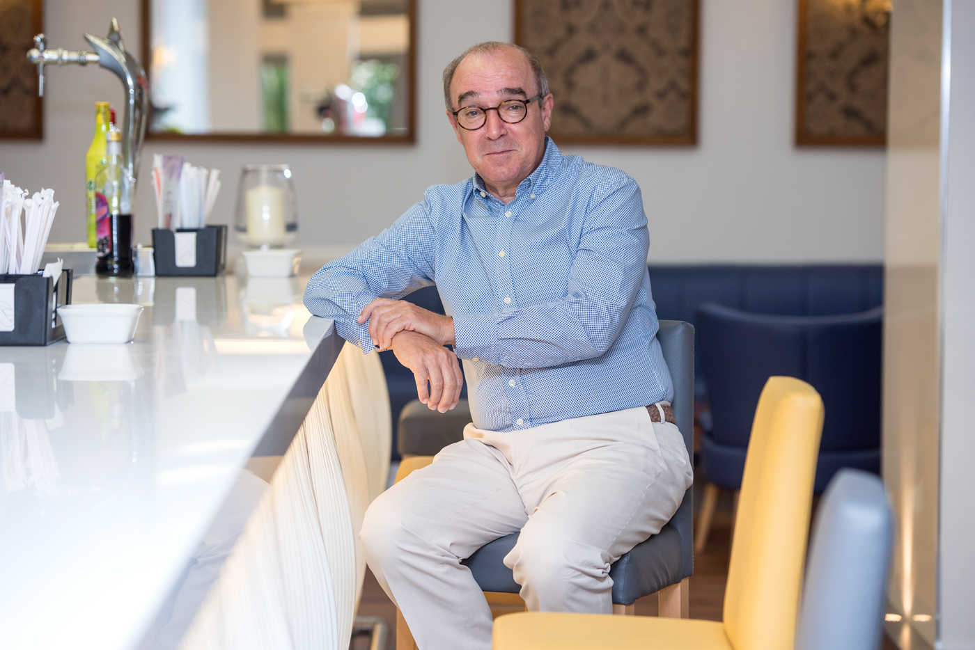 Toni Mayor en la cafetería de su hotel, Port Benidorm. Fotos: RAFA MOLINA. - 