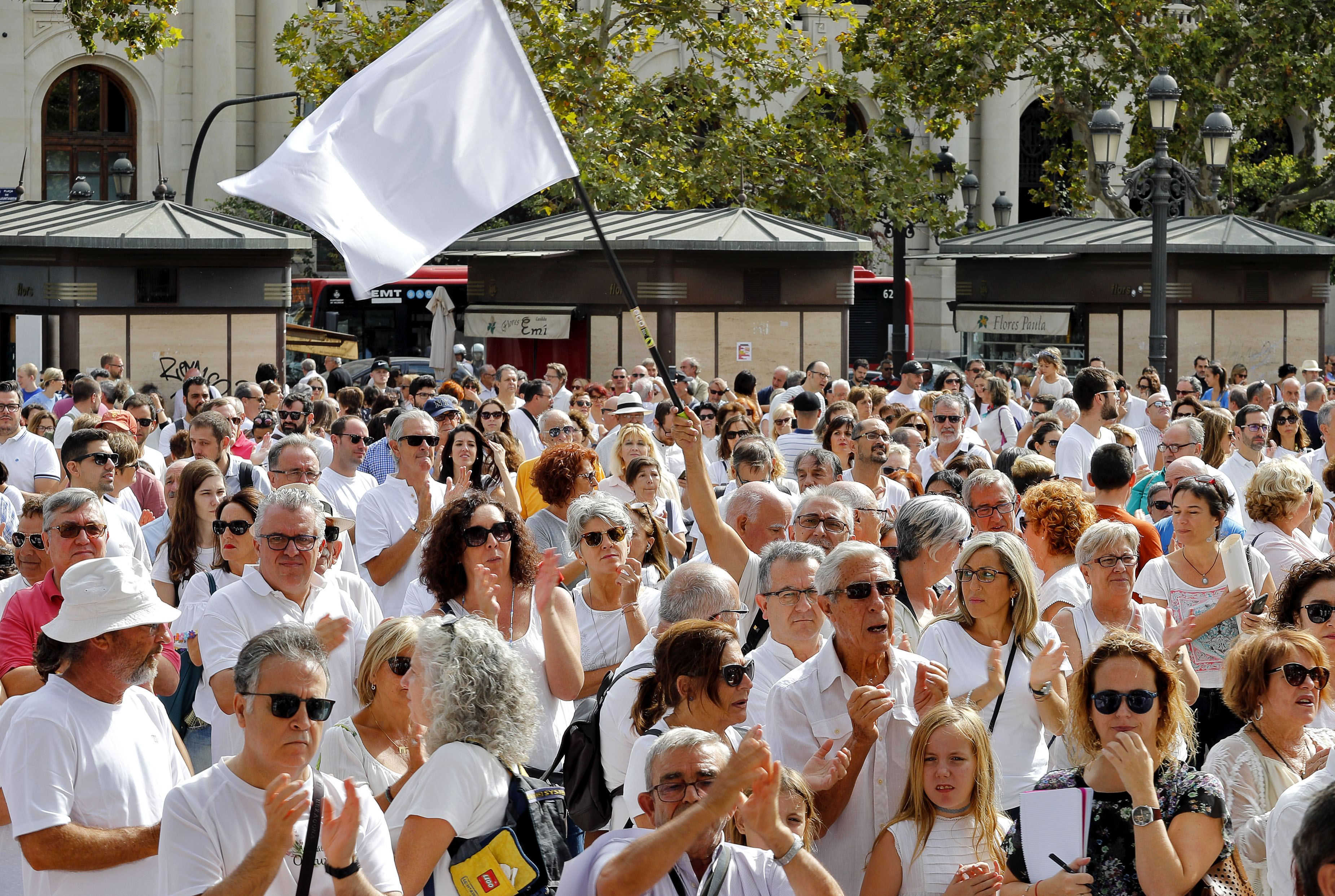 Manifestantes congregados frente al Ayuntamiento de València. Foto: EFE - 
