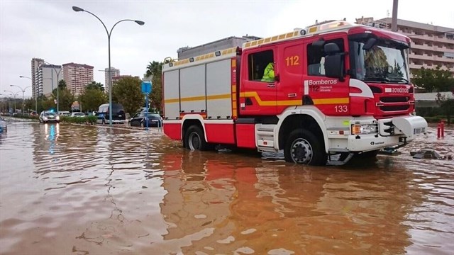 Las fuertes lluvias inundan calles de Calp y Benidorm y dejan personas atrapadas en vehículos
