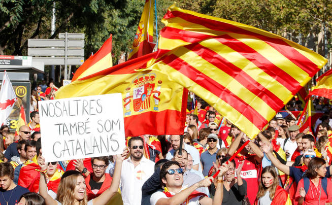 Banderas catalanas y españolas en la manifestación. - 