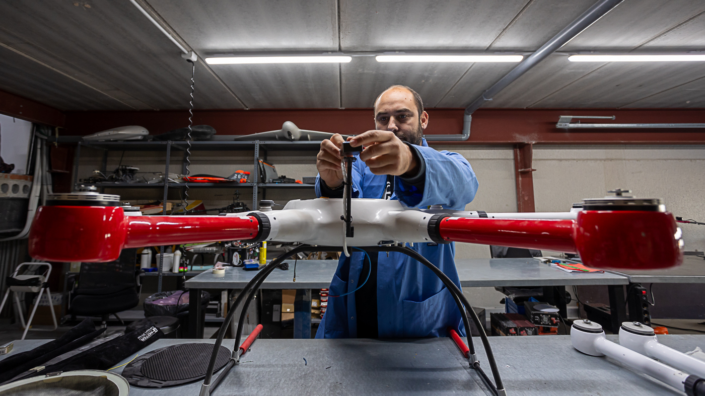 Dentro de las instalaciones de Embention en Alicante (Fotos: Pepe Olivares)