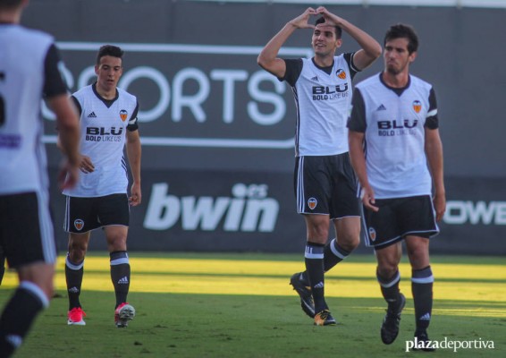 La eficacia de Rafa Mir equilibra la falta de solidez defensiva del Mestalla