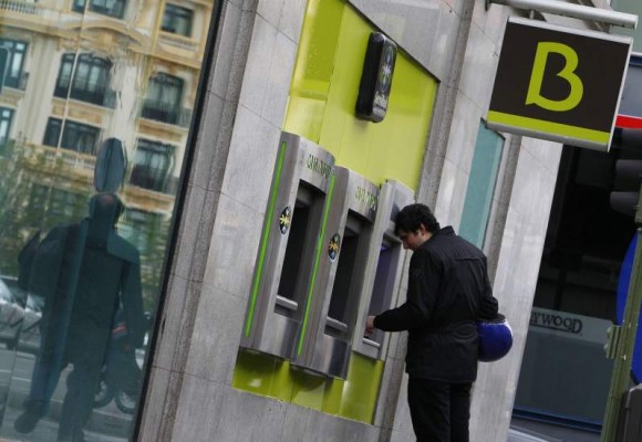 Bankia eliminará las comisiones a 2,4 millones de clientes con ingresos domiciliados en el banco