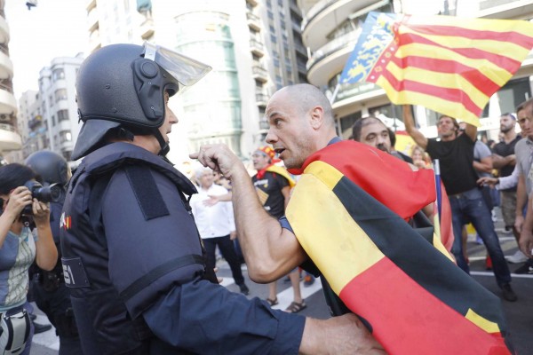 Tensión y agresiones a manifestantes en la marcha vespertina del 9 d'Octubre