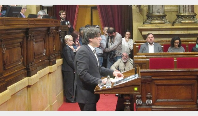 Puigdemont ultima una declaración sobre la independencia llamando a la mediación
