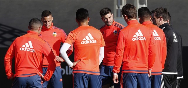 Neville se encierra con sus jugadores en Paterna