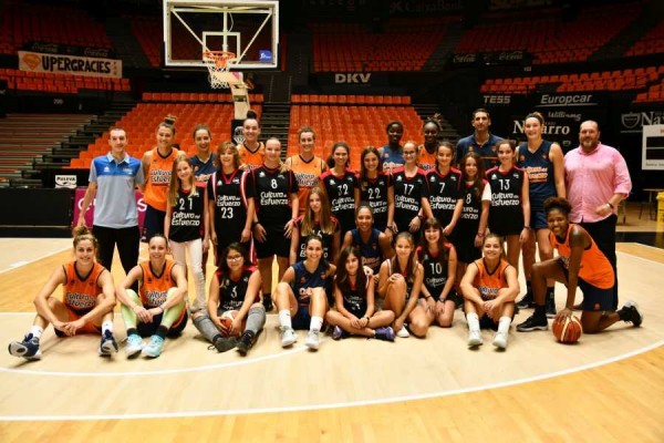 El CB Grao visita el entrenamiento del equipo de Liga Femenina 2