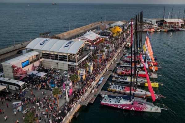 El 'Mapfre' vence en el prólogo que se acorta y finaliza en el cabo de Gata