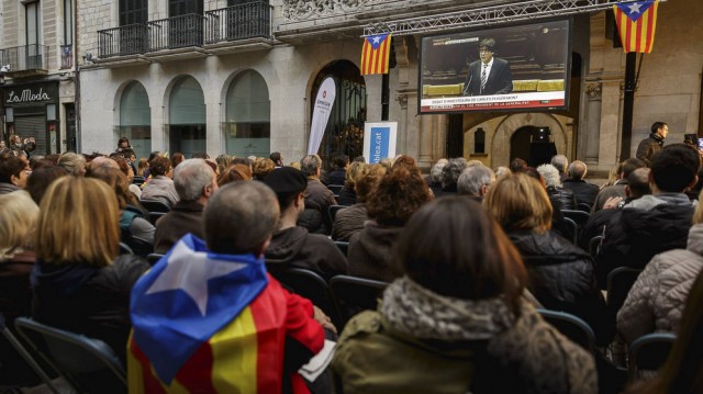 Los ayuntamientos de Badalona, Girona y Manresa no harán fiesta el 12 y los concejales irán trabajarán 