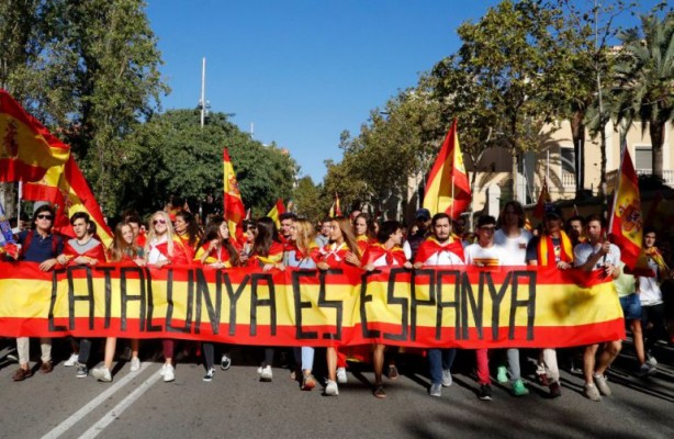 Miles de personas salen a la calle en Barcelona para conmemorar el 12-O

